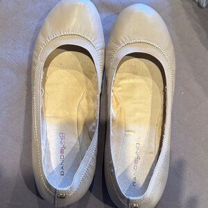 Bandolino Women's Beige Ballet Flats